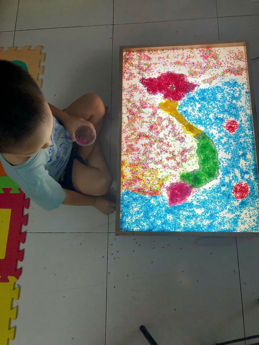 Bé Múp làm bản đồ Việt Nam bằng hạt gạo nhiều màu