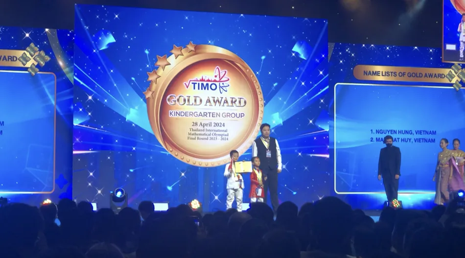 Nhật Huy trên sân khấu nhận giải Toán quốc tế TIMO Thái Lan 2024