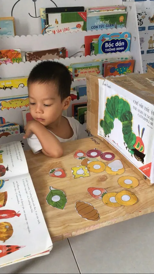 Học theo sách The Very Hungry Caterpillar